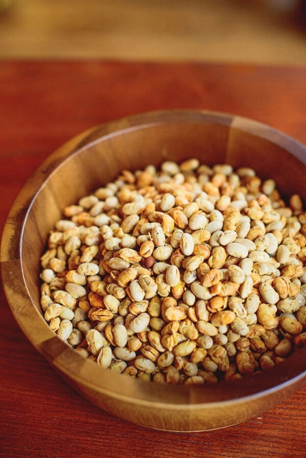 Tosteds dry roasted soybeans in a wooden bowl.